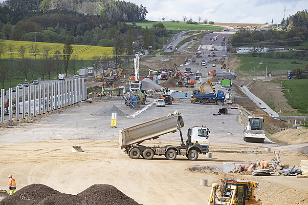 Peníze na dálnice došly, přiznal ministr Kupka. Sehnat si je má nová vláda