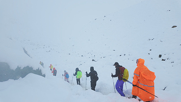 Podchlazení, ale v bezpečí. Dorazil zbytek horolezců uvězněných na Everestu