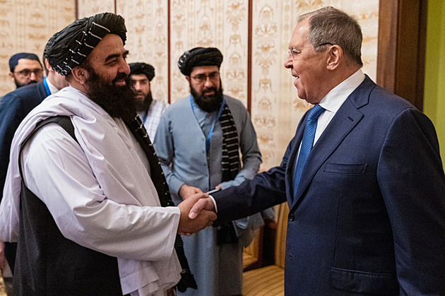 Lavrov jednal s Tálibánem. Nepouštějte nikoho na své základny, varoval