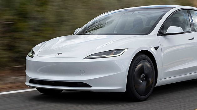 Tesla představuje nové Standardy. Oholené trojky a ypsilony jsou levnější