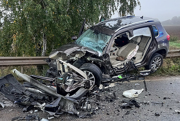 Čelní srážka dvou aut u Dvora Králové. Vážně zraněné řidiče vyprošťovali