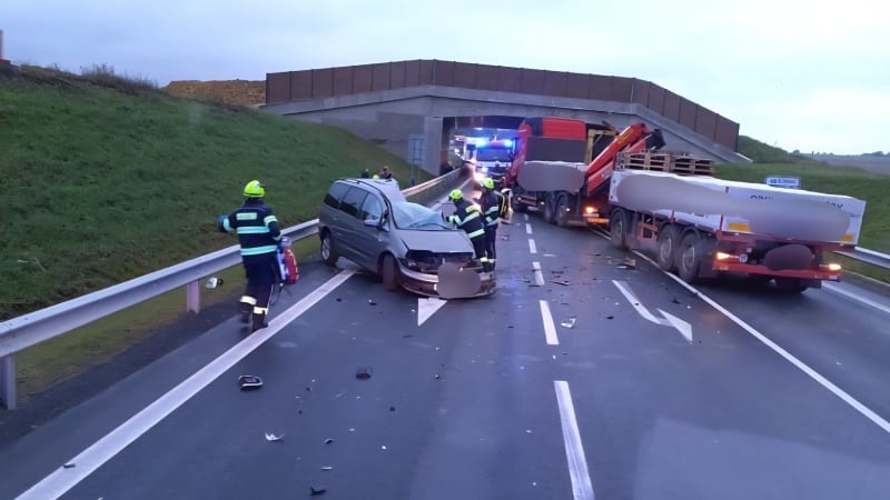 Tragická nehoda na Svitavsku: Nákladní vůz se srazil s osobním autem, jeho řidička zemřela