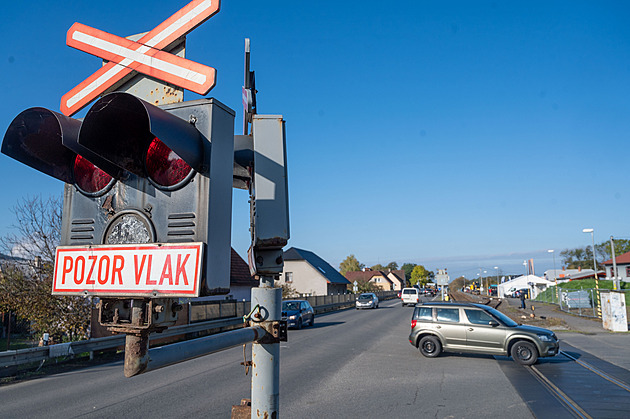 Silničáři upravují rizikovou křižovatku, kde hrozí střet s vlakem. Přidají semafory
