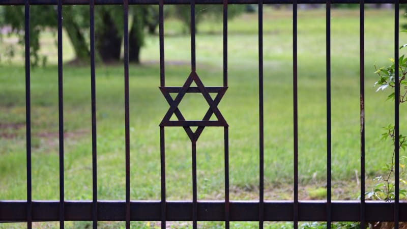 Izraelka pohřbila matku, která přežila holokaust, na zahradě. Chtěla dál pobírat její dávky