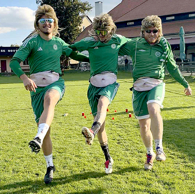 Nasaď si kníreček, dnes hraje Kníneček! Zpívánky vesnického týmu boří internet