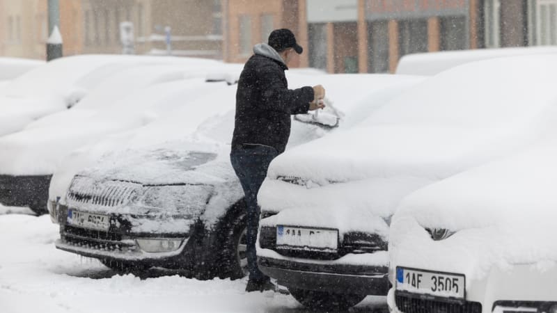 Počasí v Česku na houpačce: Vrcholky hor zasypal sníh, o víkendu teploty vyletí k téměř 20° C