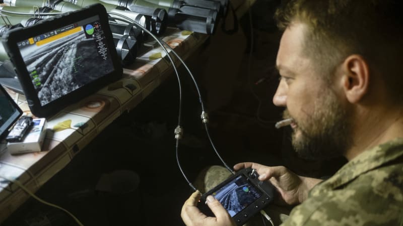 „Hračky“ se mění ve smrtící zbraně: Ukrajina i Rusko improvizují. Nový arzenál děsí vojáky