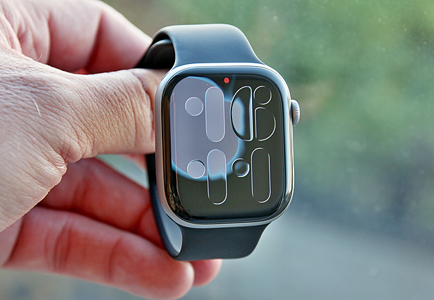 Tenčí, odolnější a s delší výdrží. Test hodinek Apple Watch Series 11