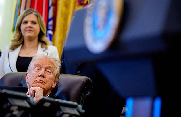 Ospalého Joea střídá mátožný Don. Trump v Oválné pracovně vypadal, jako by spal