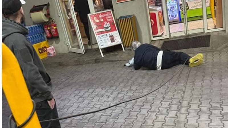 Muž v Plzni napadl čerpadlářku. Dva řidiči zakročili a agresora svázali hadicí od kompresoru