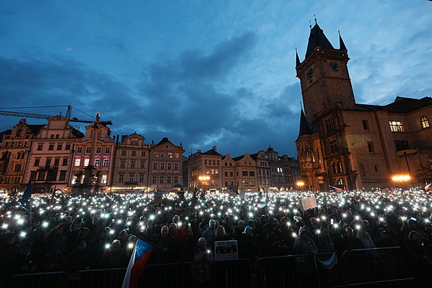 Proti vládě ANO protestují tisíce lidí, Pithart varoval před „náckem a pecí“