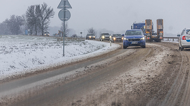 Silné chumelení večer zeslábne. V noci ho vystřídá ledovka, varují meteorologové
