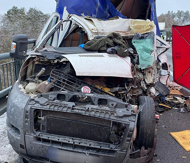 Při střetu s nákladním vozem zemřel na D1 řidič dodávky. Tvoří se kolona