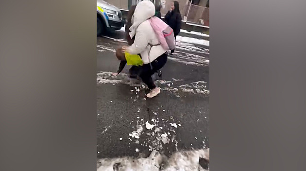VIDEO: Pěstí a kopance do hlavy. Brutální rvačku dětí u školy řeší policie
