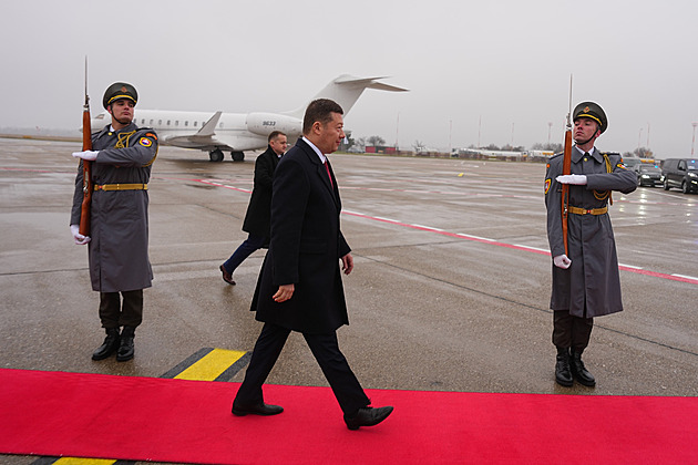 Okamura je na Slovensku. Sejde se s Ficem, vzal s sebou i Turka s Macinkou