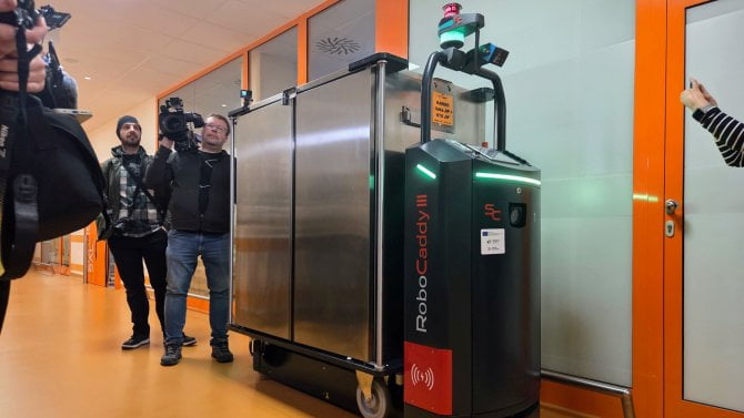 Jihlavská nemocnice má jako první v Česku autonomní roboty. Obslouží výtah, dovezou jídlo až na oddělení