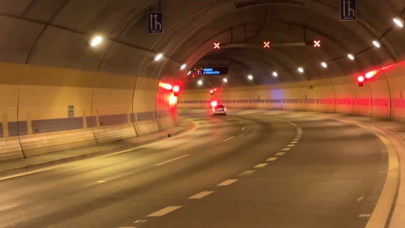 Hromadná nehoda v Bubenečském tunelu: Srazilo se osm aut, jezdí se jedním pruhem