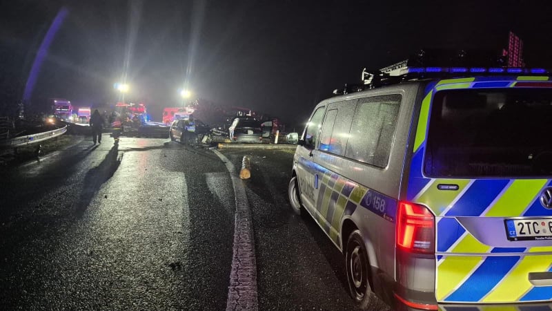 Na dálnici D56 u Ostravy vrazilo několik aut do vysypaných klád. Řidiči stálo 20 minut srdce