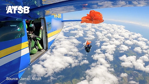 VIDEO: Drama ve vzduchu. Parašutistovi se zamotal padák do ocasu letadla