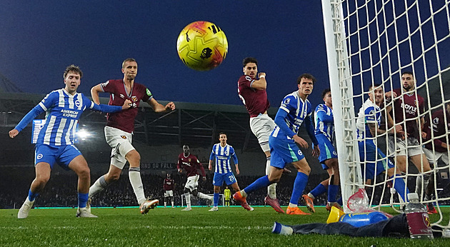ONLINE: West Ham bez Součka vede nad Aston Villou, Tottenham prohrává