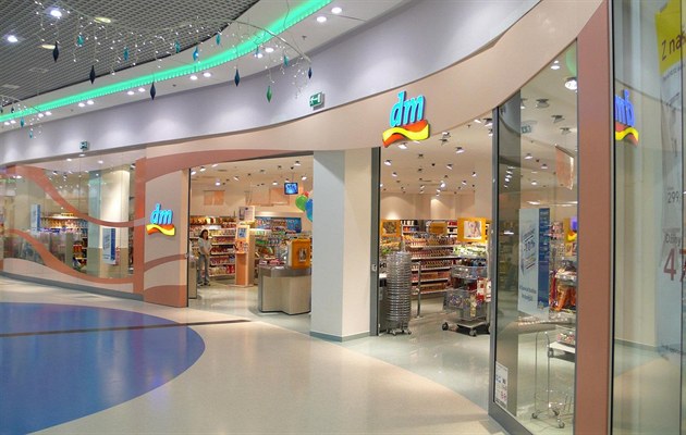 Řetězec drogerií dm začíná v Německu prodávat léky. Svou roli v tom hraje i Česko