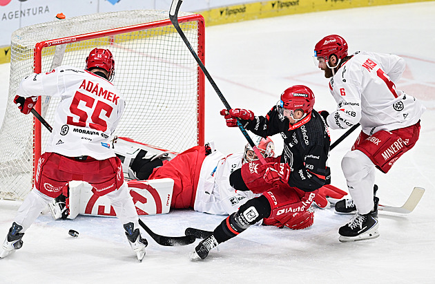 ONLINE: Hradec se v Třinci ujal vedení, Vítkovice čelí Plzni, Dynamo hostí Hanáky