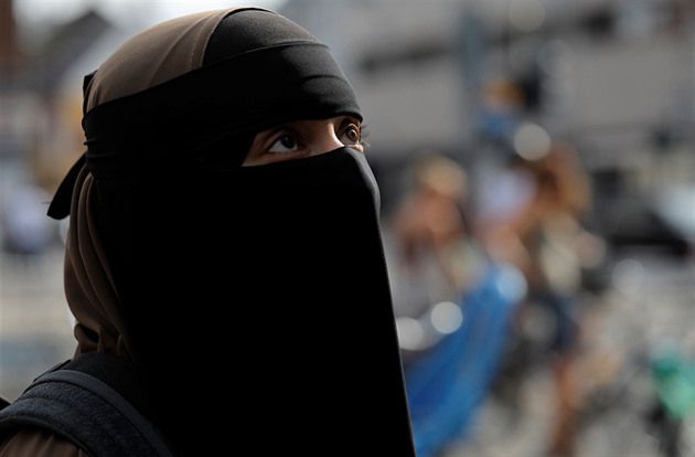 Dánsko chce zakázat burky a nikáby ve školách. Diskriminační, volají odpůrci