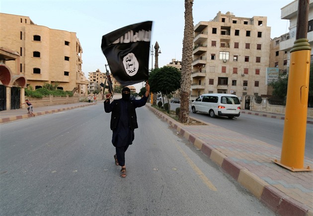 Prapor Islámského státu zase vlaje. I přes „porážku“ inspiruje útoky jako v Sydney
