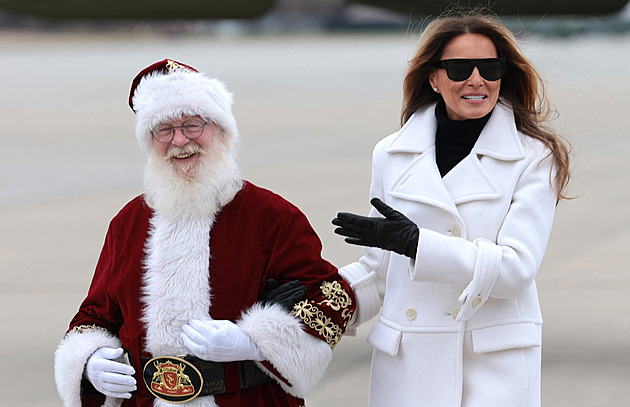 Svátky nesnáší, ale vánoční módu umí. Nejpůsobivější outfity Melanie Trumpové