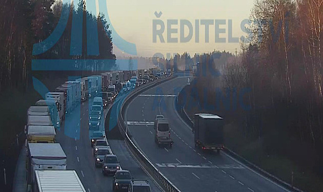 Hromadná nehoda na D1 na Vysočině. Srazila se osobní i nákladní auta a autobus