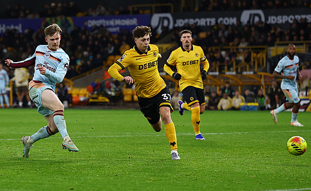 ONLINE: City slaví, Wolves opět prohráli. Na řadě šlágr Liverpool proti Tottenhamu