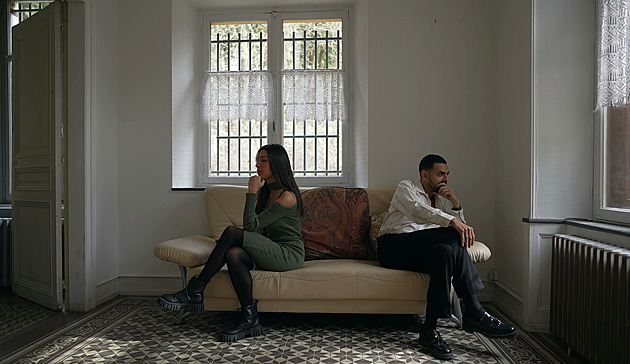 Cizinci ve vlastní zemi. Ticho dokáže zabít vztah rychleji než hádka, ale únik existuje