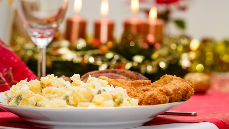 S jablkem, nebo bez? Bramborový salát tradičně budí vášně. Spočítali jsme, kolik letos stojí