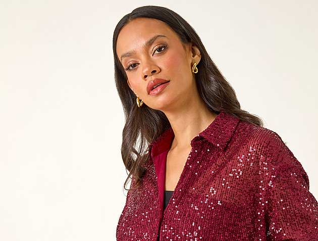 Sváteční móda je plná třpytek, nebojte se ani sytých barev