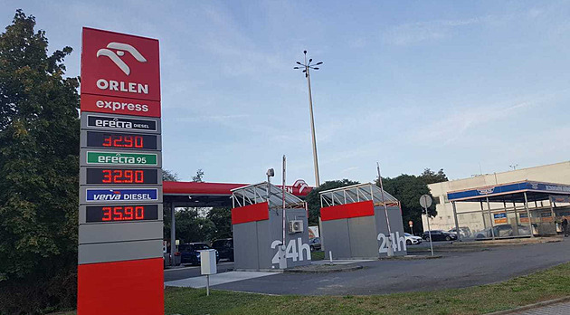 Benzin je v Česku nejlevnější za více než čtyři roky, klesá i cena nafty