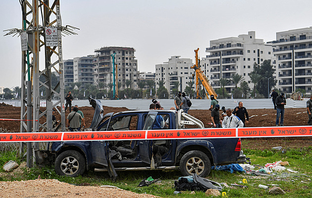 Palestinec najel v Izraeli autem do davu. Přejel muže, pak ubodal mladou ženu