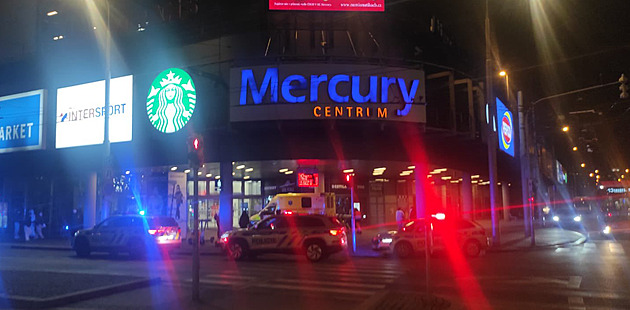 Muž v obchoďáku nadával kolemjdoucím. Zasáhl policista, tomu hrozil smrtí
