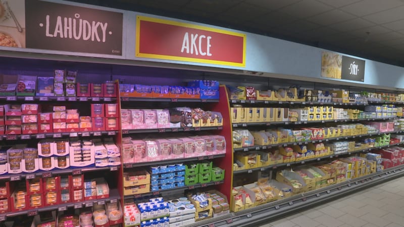 Nová vláda chce omezit slevy v obchodech, zákazníky prý klamou. Řetězce jsou proti