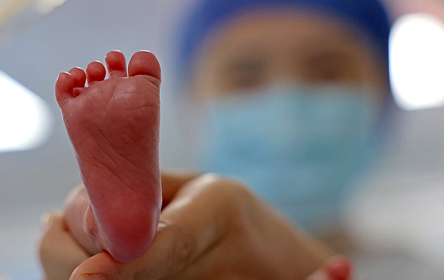 Mánie čínských boháčů. Nechávají si porodit desítky dětí v USA, vzor je Musk