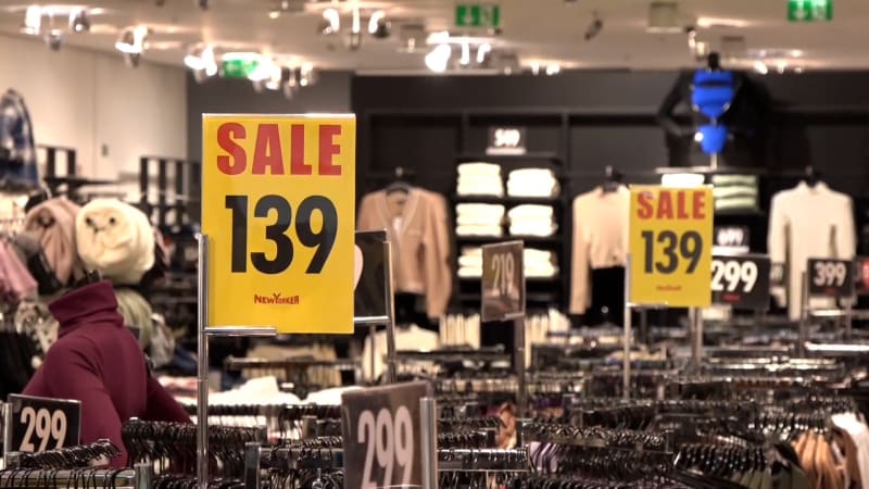 Povánoční slevy jsou tu: Obchodníci zlevňují o desítky procent, někteří však zákazníky klamou