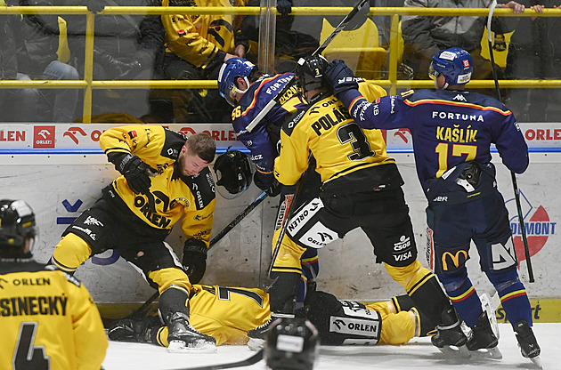 ONLINE: Budějovice snížily v Litvínově, Vary vedou v derby. Hradec prohrává