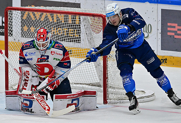ONLINE: Pardubice opět odskočily Kometě. Plzeň otočila derby s Vary, Litvínov slaví