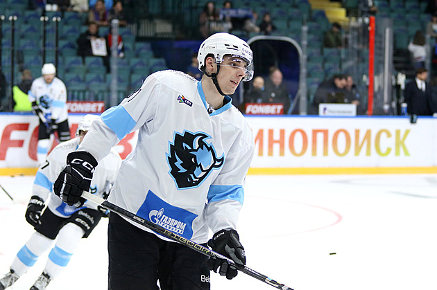 Kuriózní moment v KHL. Obránce jedním hitem sestřelil soupeře i svého spoluhráče