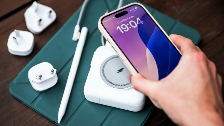 Gadget týdne: Epico MagSafe nabíječka s powerbankou do zásuvky má jenom jednu vadu