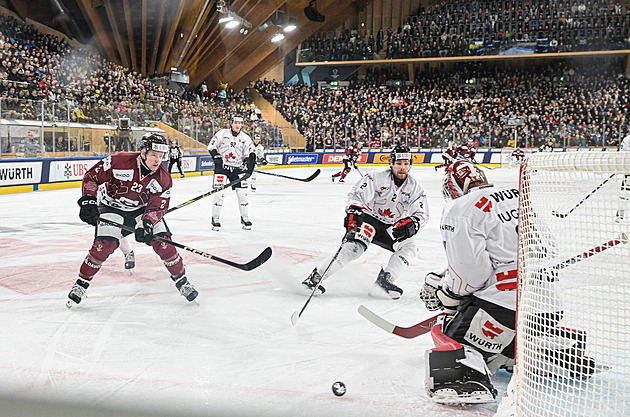 ONLINE: Sparta hraje semifinále Spengler Cupu, proti univerzitnímu výběru srovnává