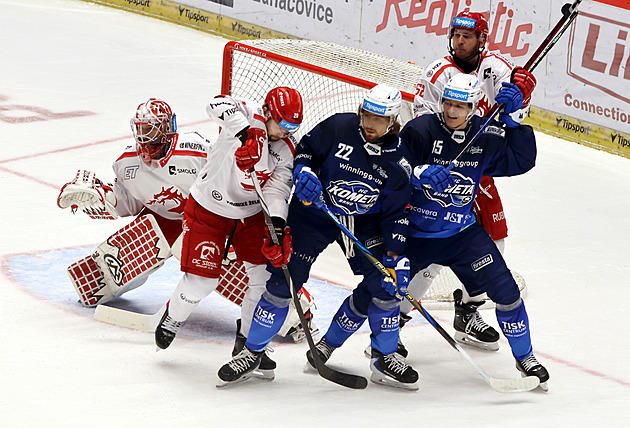 ONLINE: Kometa srovnala v Třinci, Vary hrají na Kladně. Pardubice čelí Litvínovu