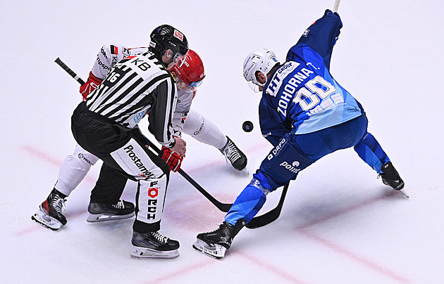 ONLINE: Třinec se přetahuje s Kometou, Vary hrají v Kladně. Pardubice čelí Litvínovu