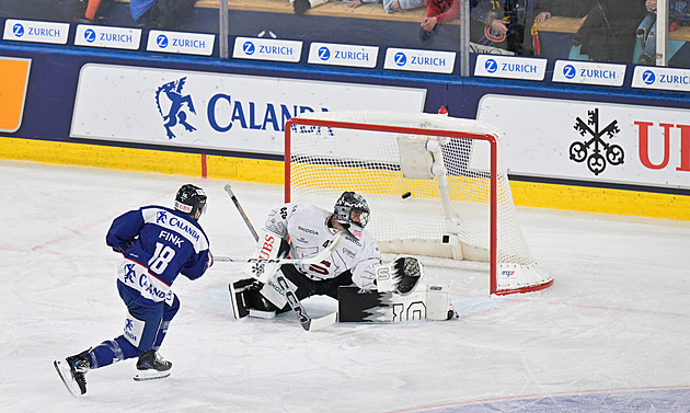 Spartu v semifinále Spengler Cupu zastavil výběr z amerických univerzit, zářil Fink