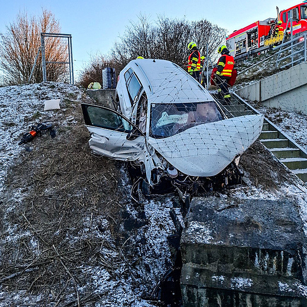 Auto na D35 zůstalo zaklíněné ve srázu. Rodina na pomoc čekala několik hodin