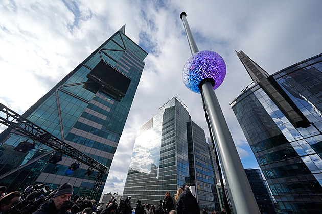 Na Times Square se o půlnoci snese dosud největší koule. Tradičně přivítá nový rok